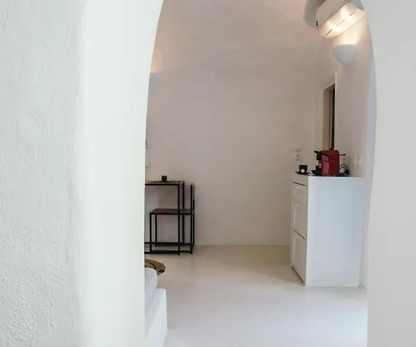 Willa Nykteri By A Terre Cave