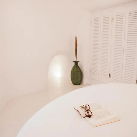 Nykteri By A Terre Cave 伊亚